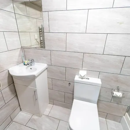 Stunning 1-bed In Available Apartman *