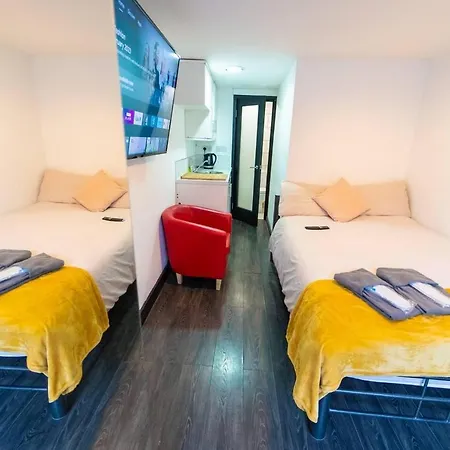 Stunning 1-bed In Available Apartman *